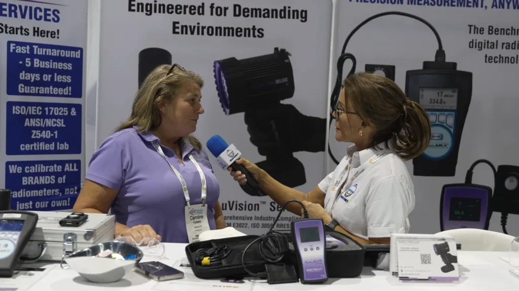 Caroline Vickers, gerente de ventas de SPECTRO-UV, es entrevistada durante la conferencia ASNT 2025 sobre los equipos UV de la empresa.