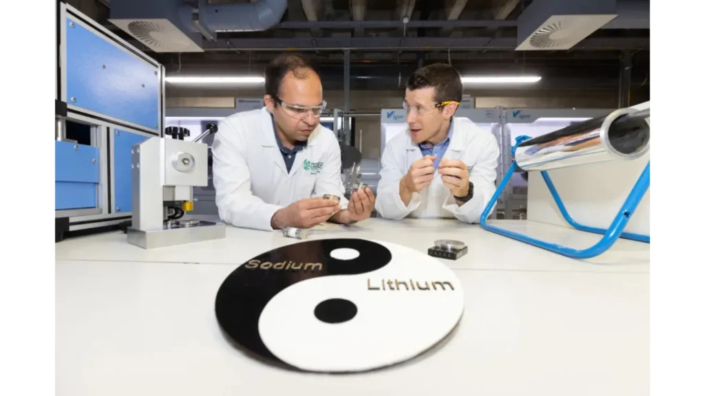 Investigadores viendo la batería de doble catión