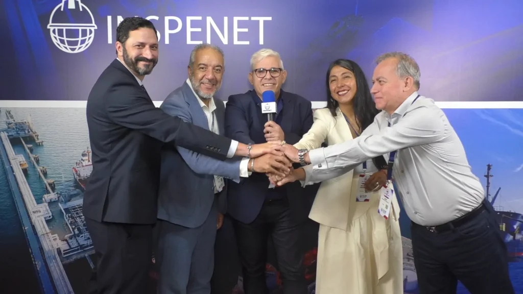 Integrantes de la directiva saliente de SLOM junto a Francesco Solari, CEO de Inspenet, durante la jornada SLOM 2025 en Panamá.