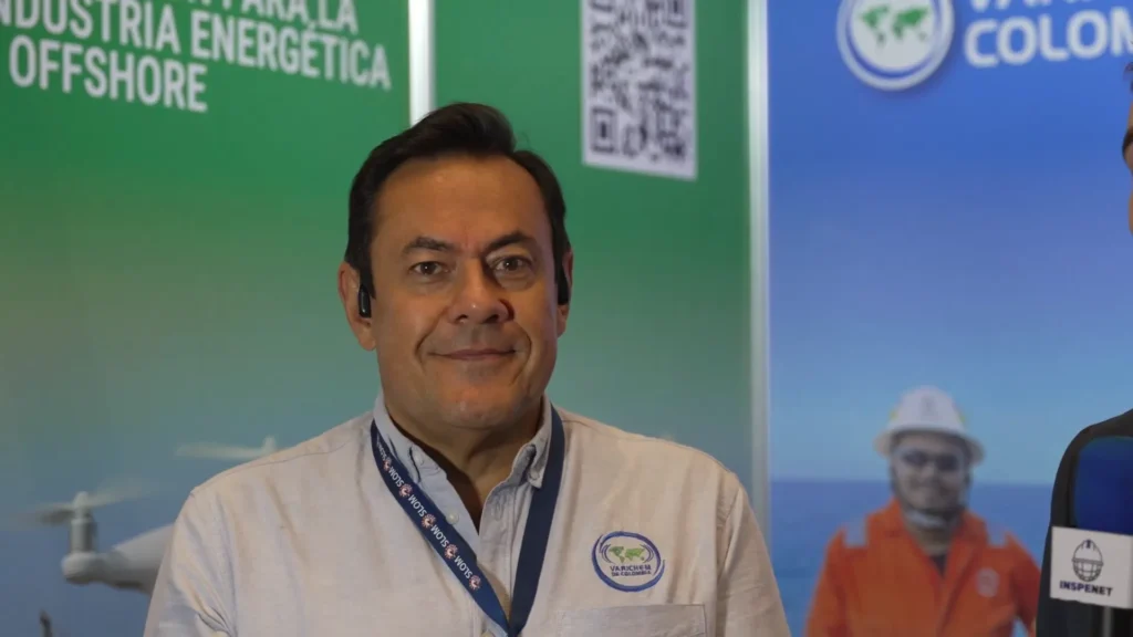 Jaime Herrera D&iacute;az, Director General de Grupo Varichem, durante su presentaci&oacute;n en el evento SLOM 2025 sobre innovaciones en inspecciones con drones y control de emergencias ambientales.