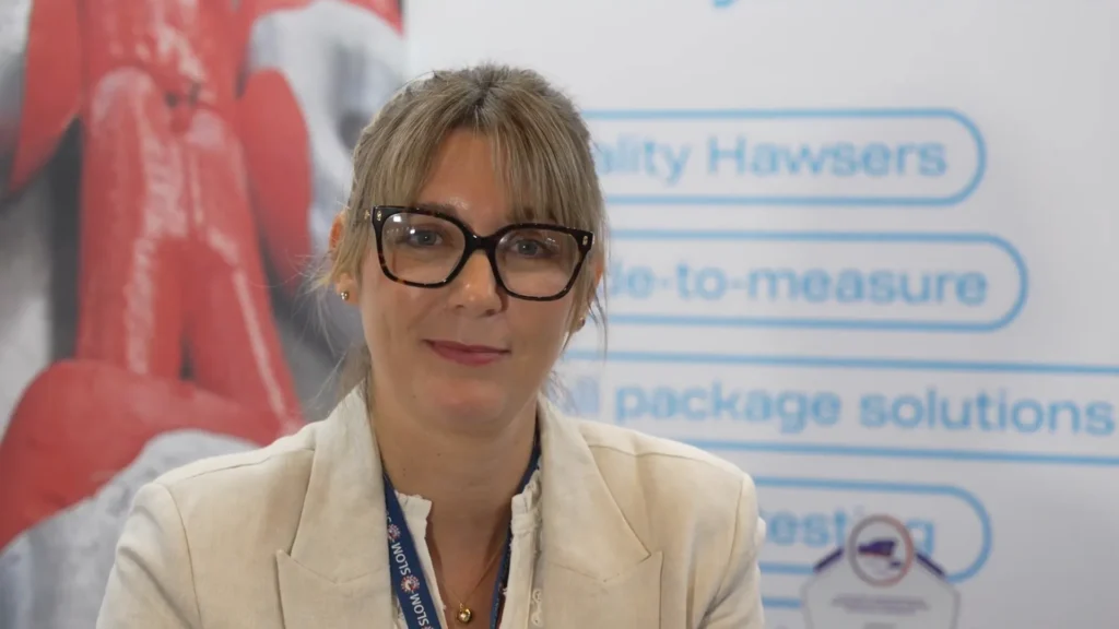 Jenna Graseley, Gerente de Soporte al Cliente de BEXCO, habla en SLOM 2025 sobre el papel estratégico de la empresa en soluciones de cuerdas sintéticas para amarre y elevación.