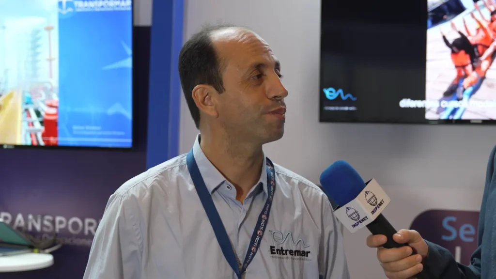 Jorge Casas, instructor at the Entremar Training Center, during an interview at the SLOM 2025 event, talking about the importance of port training.