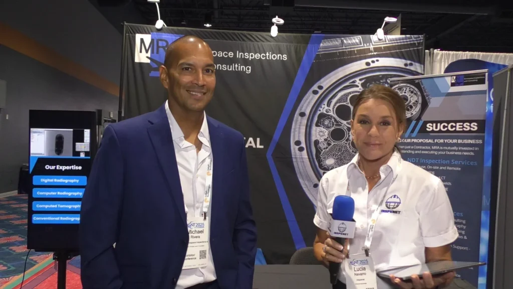 Michael Rivera, es entrevistado por una representante de Inspenet durante la conferencia ASNT 2025, en un stand sobre inspección aeroespacial y manufactura aditiva.
