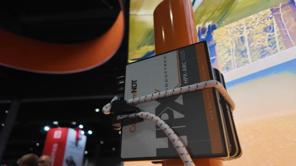 Panel HPX ARC de Carestream NDT sujeto a una estructura durante la conferencia ASNT 2025, utilizado para inspección radiográfica en entornos industriales.