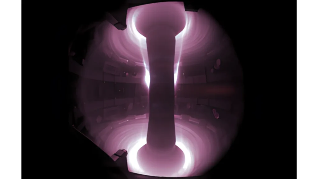 Plasma confinado dentro del tokamak esférico MAST Upgrade en operación.