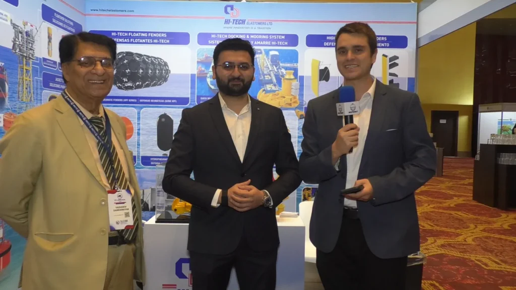 Representantes de HI-TECH Projects Ltd. durante una entrevista en SLOM 2025, donde presentaron sus soluciones portuarias y offshore diseñadas para entornos exigentes.