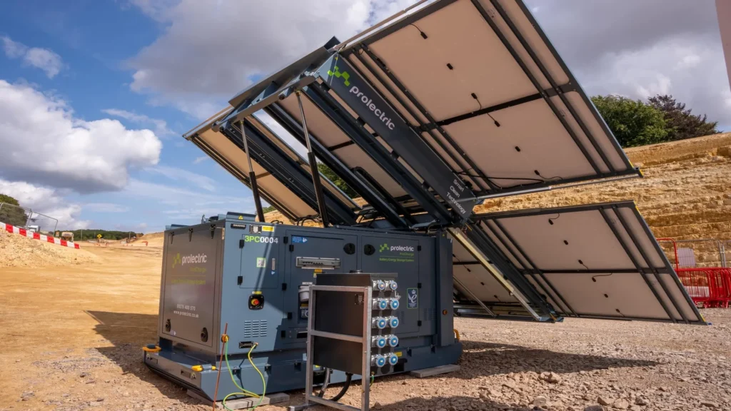 Sistema ProCharge de Prolectric con paneles solares desplegados en una obra sin acceso a red eléctrica.