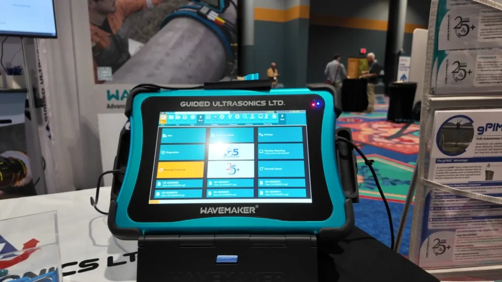 Dispositivo Wavemaker® G5 de Guided Ultrasonics Ltd., equipado con sensores ultrasónicos, mostrado en exhibición durante el evento ASNT 2025.