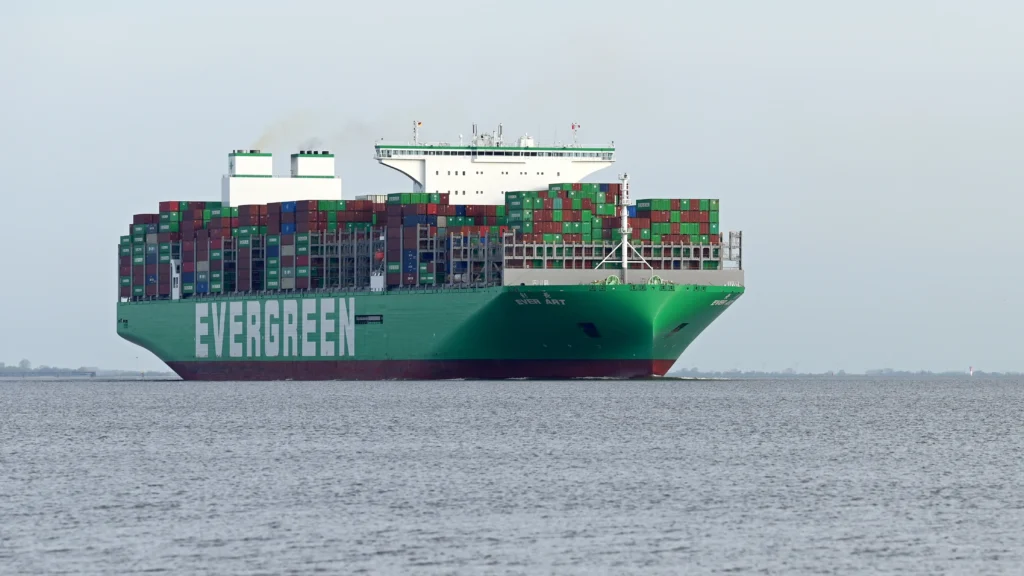 Portacontenedores Ever Max equipado con navegación autónoma de Samsung