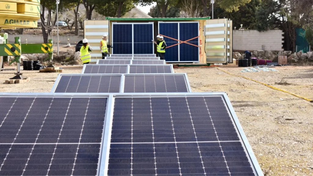 generadores solares móviles en la fábrica para producción