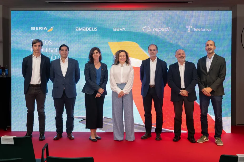 Iberia presenta el Círculo SAF junto a Amadeus, BBVA, Repsol y Telefónica para impulsar el uso de combustible sostenible de aviación.