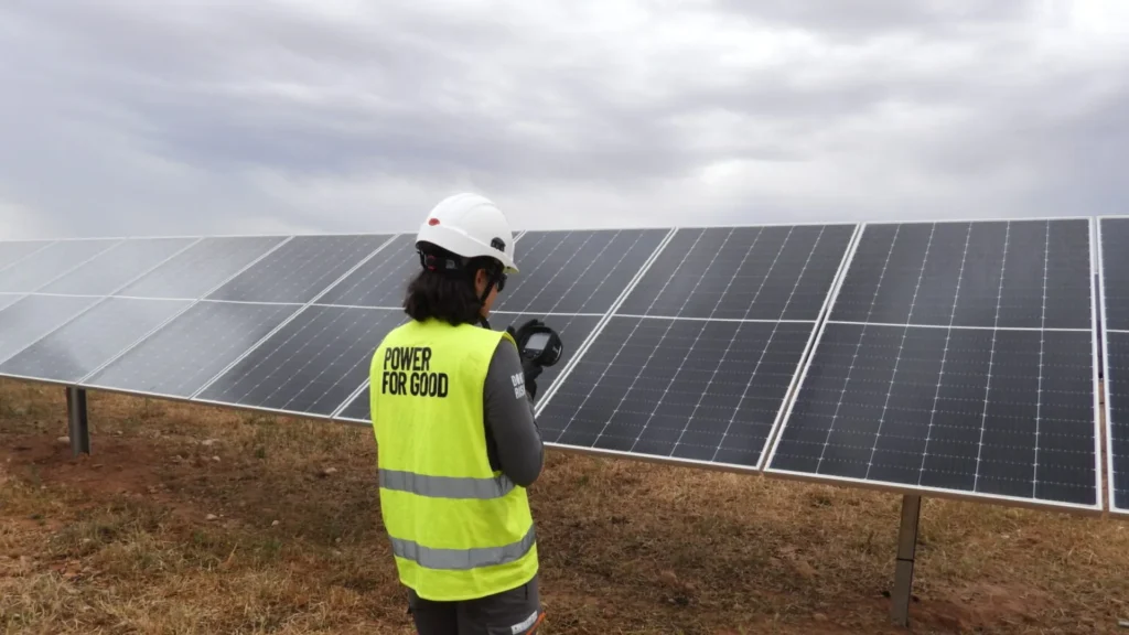 Equipo técnico de RES inspeccionando una planta fotovoltaica como parte de sus servicios de operación y mantenimiento solar.