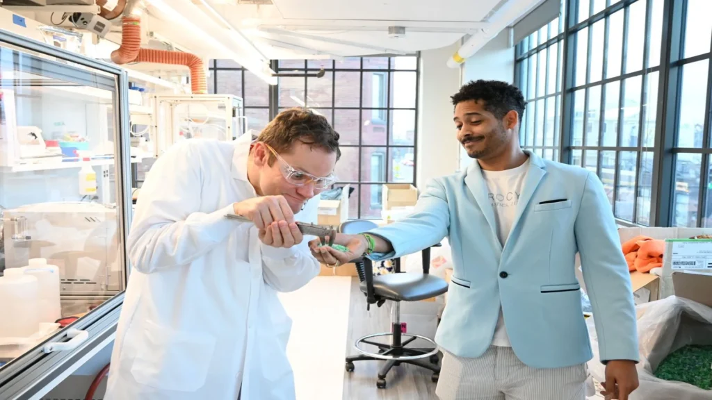 Equipo de MacroCycle trabaja en laboratorio con muestras para su proceso de reciclaje textil químico,