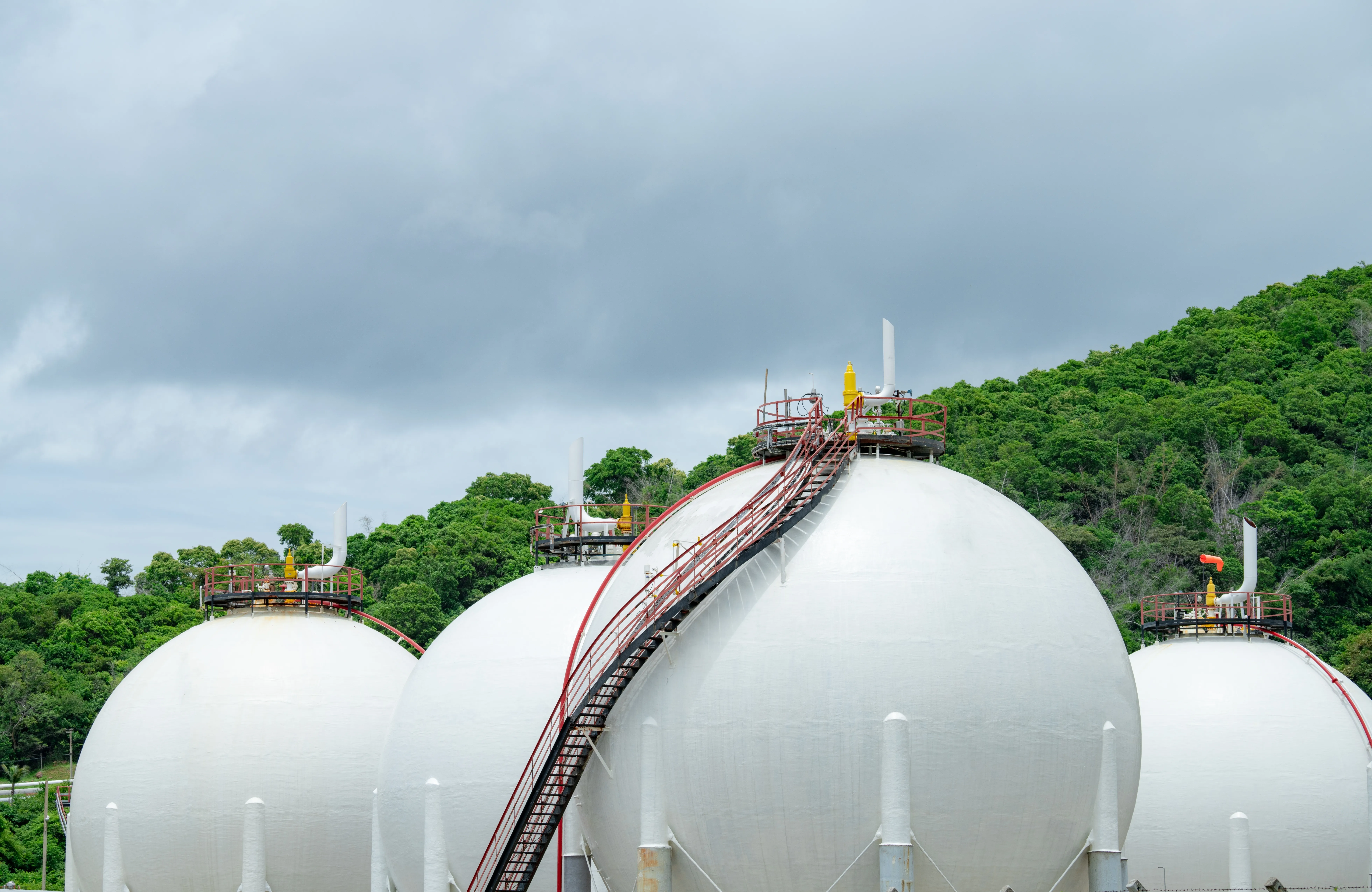 Spherical LNG storage tanks and their inspection according to API 626 standard.