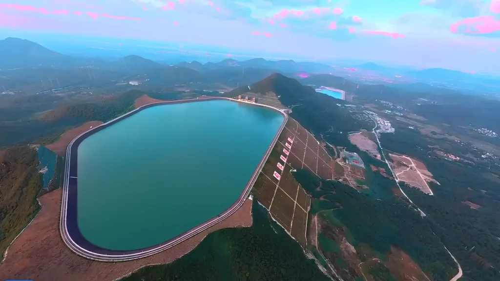 Vista aérea de la central hidroeléctrica de bombeo en China con su embalse superior rodeado de montañas.
