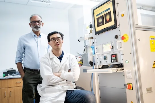 Investigadores de la Universidad Rice Xiang Zhang y Pulickel Ajayan en laboratorio, desarrollando películas de diamante antiincrustantes con equipo de deposición química de vapor.