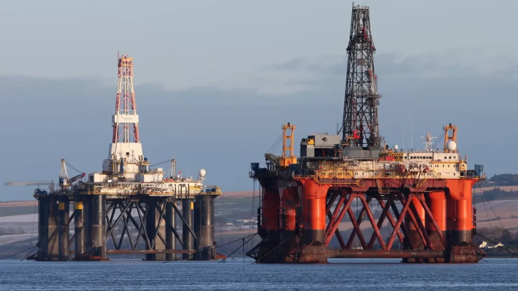 Plataformas petroleras offshore en el mar del Norte bajo luz diurna.