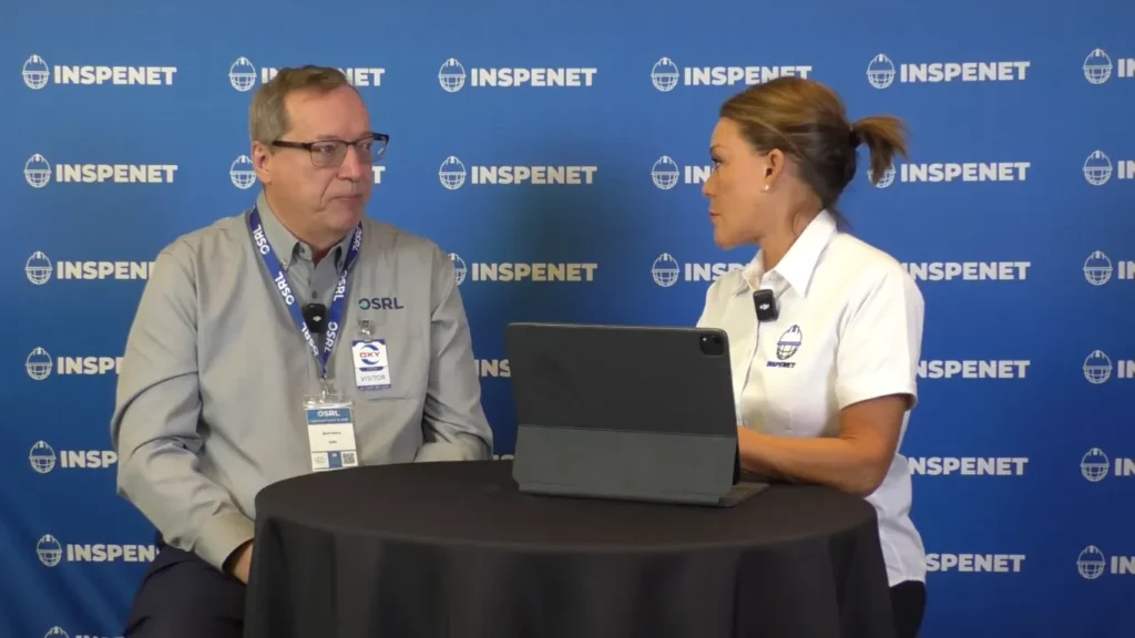 Brett Morry de OSRL siendo entrevistado durante el evento OSRL 2025, donde abordó temas sobre respuesta a derrames de petróleo.