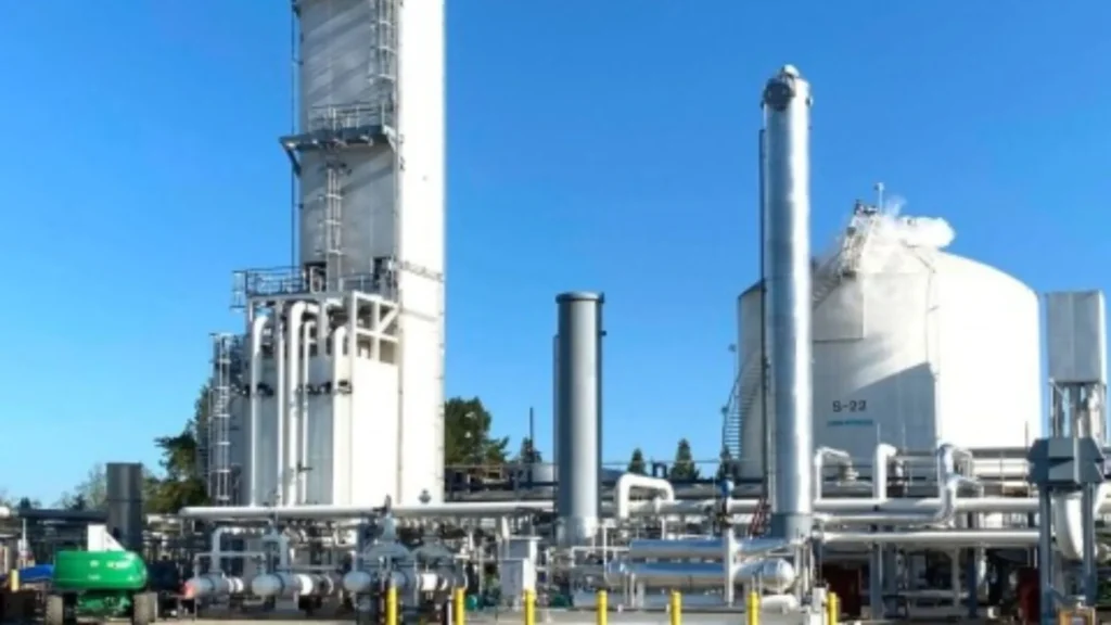 Unidad de separación de aire con columnas criogénicas y tanques de almacenamiento para producción de gases industriales.