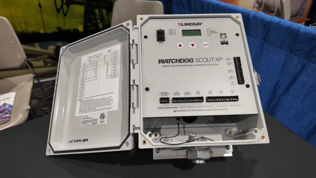Dispositivo Watchdog Scout XP de Lindsay Corporation, sistema de monitoreo remoto e interrupción para rectificadores, exhibido en NISTM 2025.