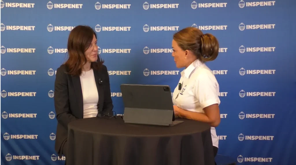Vania de Stefani en entrevista sobre tecnología en la industria petrolera durante el foro OSRL 2025, junto al equipo de Inspenet.