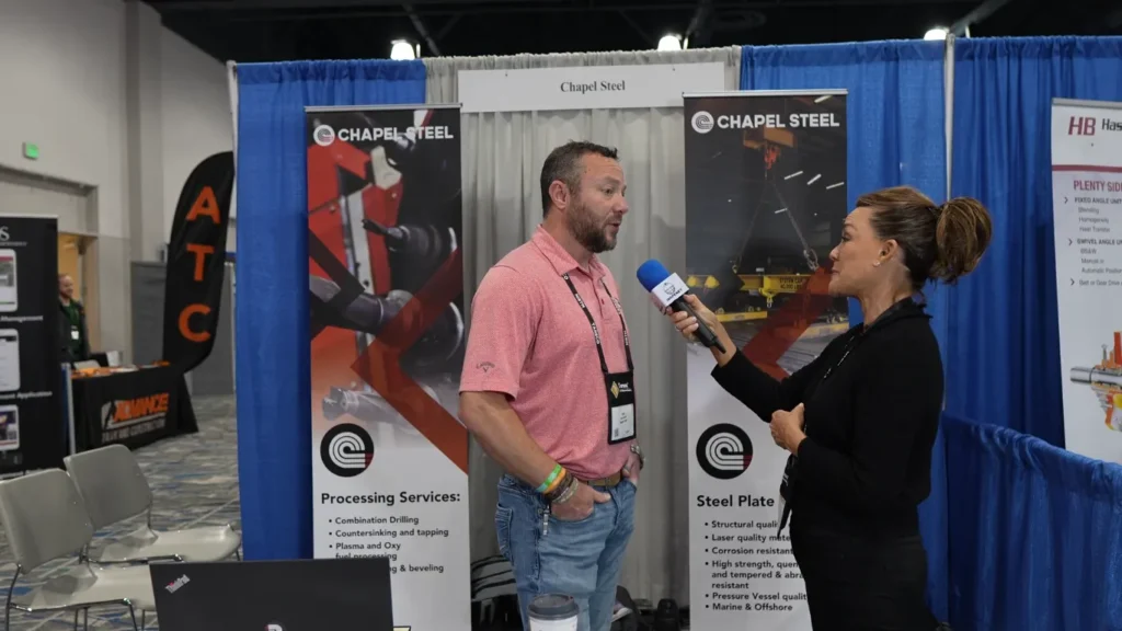 Entrevista a Kyle Bullard de Chapel Steel durante el evento NISTM 2025, frente al stand corporativo.