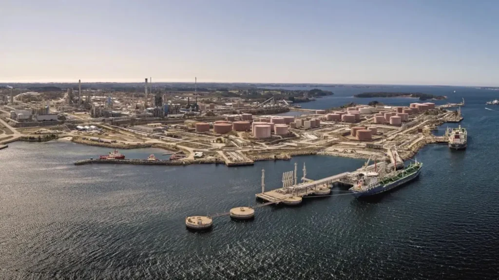 Vista aérea de la refinería Equinor Mongstad y su terminal portuaria en la costa de Noruega.