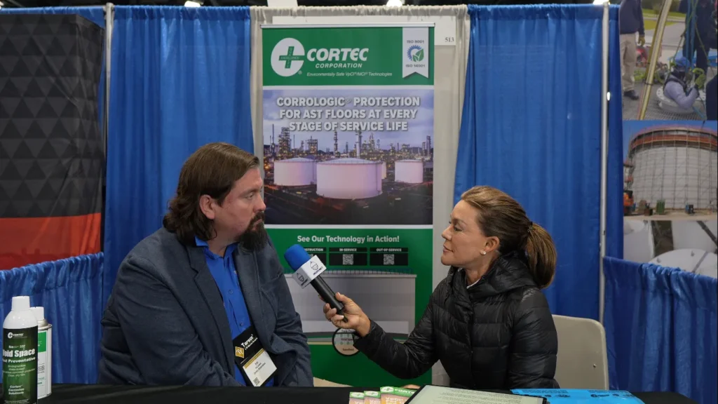 Eric Uutala de Cortec Corporation durante una entrevista en el evento NISTM 2025, frente al stand de la empresa.