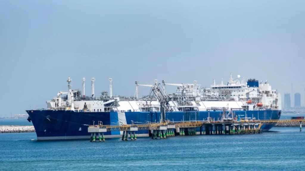 Exportaciones de GNL desde EE. UU. a través de un buque metanero en terminal marítima.