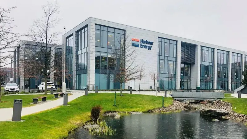 Edificio corporativo de Harbour Energy con logotipo visible, rodeado de zonas verdes y un estanque.