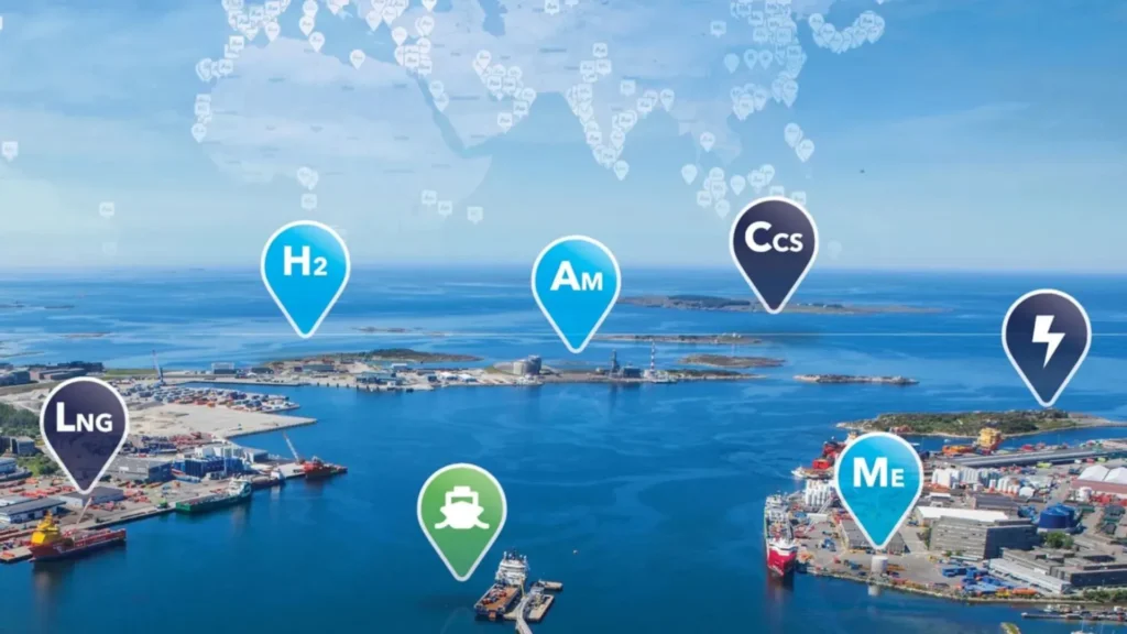 Vista aérea de un puerto marítimo con íconos de energías alternativas como GNL, hidrógeno, metanol y amoníaco, clave en el uso de buques GNL.