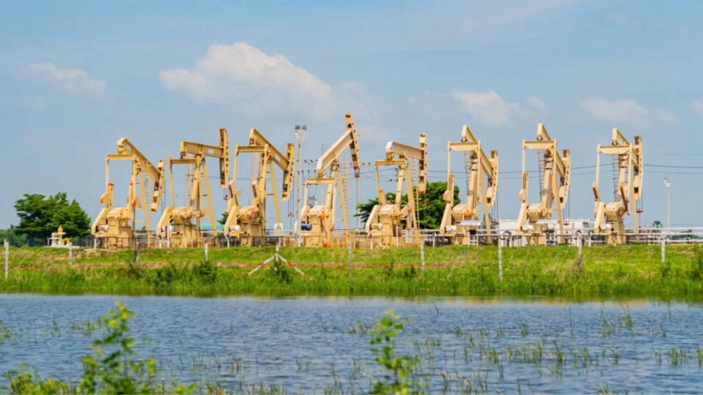 Infraestructura petrolera en operación tras descubrimientos petroleros en Egipto.