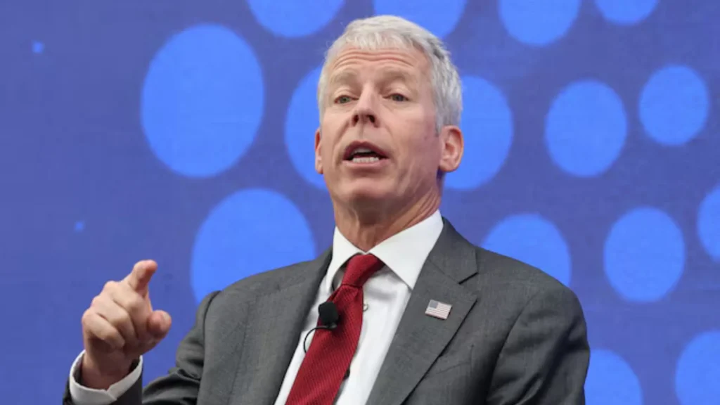 Chris Wright en Davos hablando sobre duplicar producci&oacute;n mundial de petr&oacute;leo.