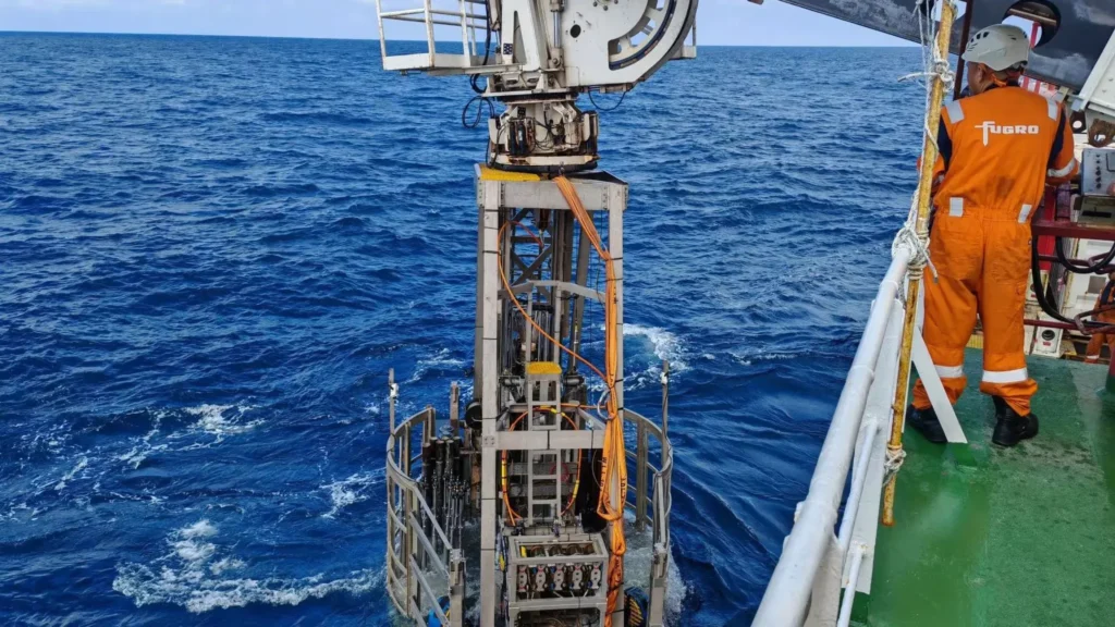 Sistema de perforación submarina de Fugro operando en gas en aguas profundas frente a Indonesia.