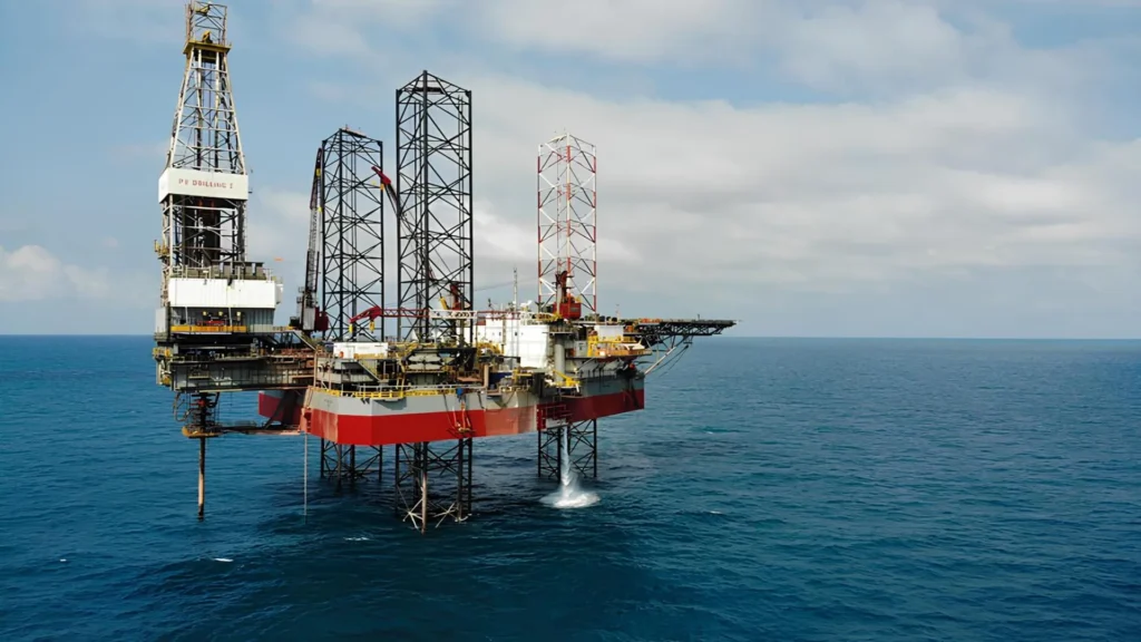 Plataforma de perforaci&oacute;n offshore de Murphy Oil operando en aguas de Vietnam.