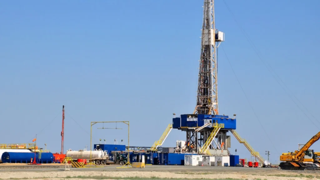 Plataforma petrolera en operación, relacionada con el plan operativo de PetroTal 2026 en el campo Bretaña.