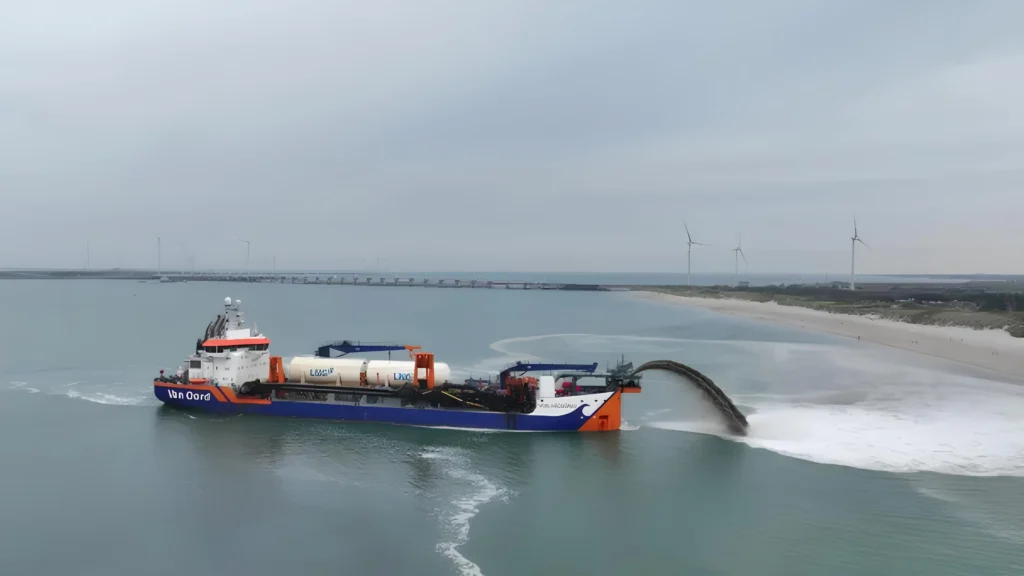 Draga de Van Oord realizando dragado costero en Noord-Beveland con bio-GNL.