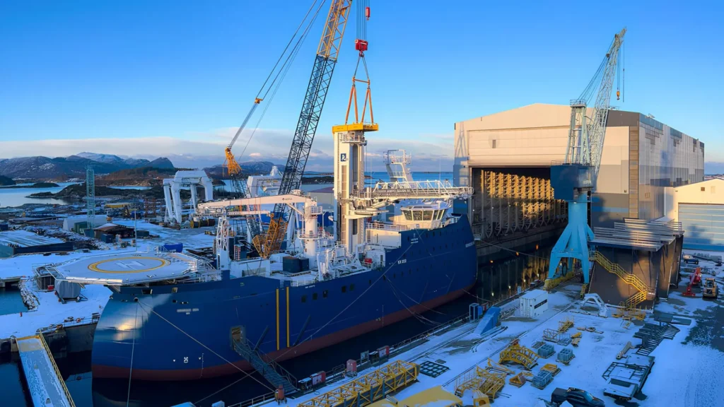 Buque CSOV 322 en el astillero Ulstein durante operación de botadura.