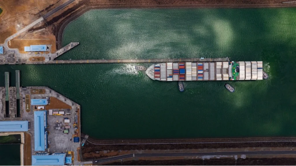 Barco portacontenedores cruzando esclusa operada por Panama Ports.