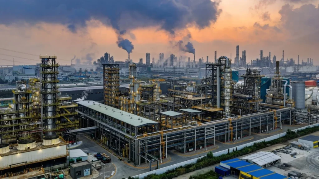 Refiner&iacute;a venezolana en operaci&oacute;n tras reactivaci&oacute;n petrolera impulsada por EE.UU.v