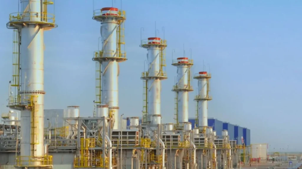 Infraestructura industrial de Cairn Oil & Gas tras el descubrimiento de gas en India.