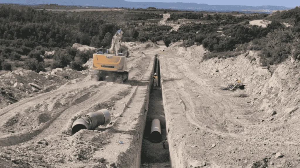 Instalaci&oacute;n de tuber&iacute;as PRFV en una zanja del Canal Segarra Garrigues en Lleida.