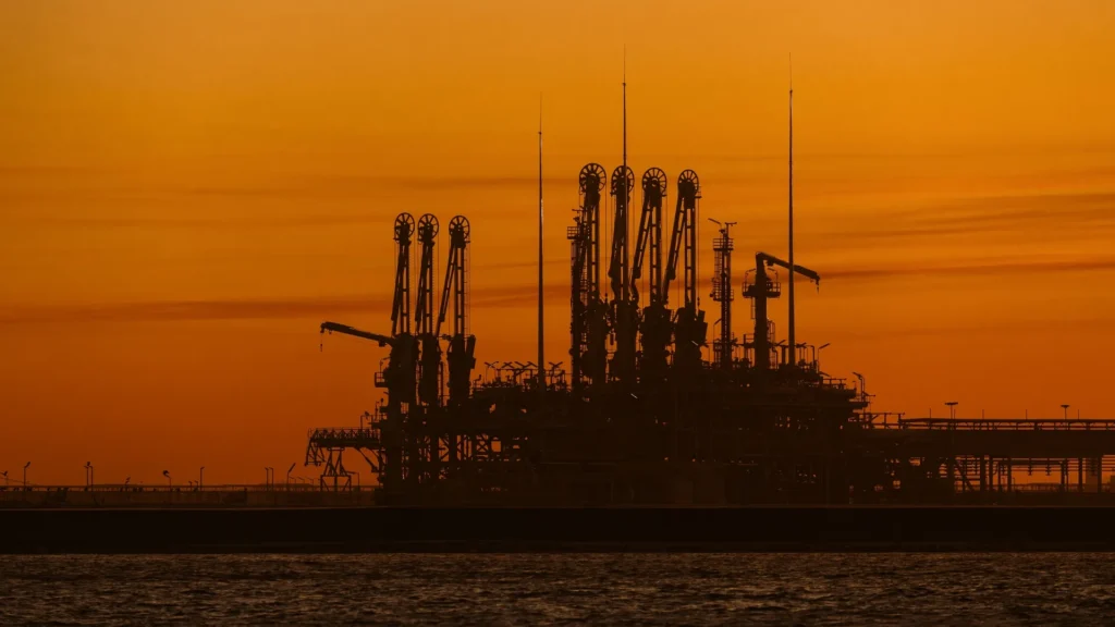 Plataforma industrial al atardecer vinculada al petróleo ruso tras nuevas sanciones del Reino Unido.
