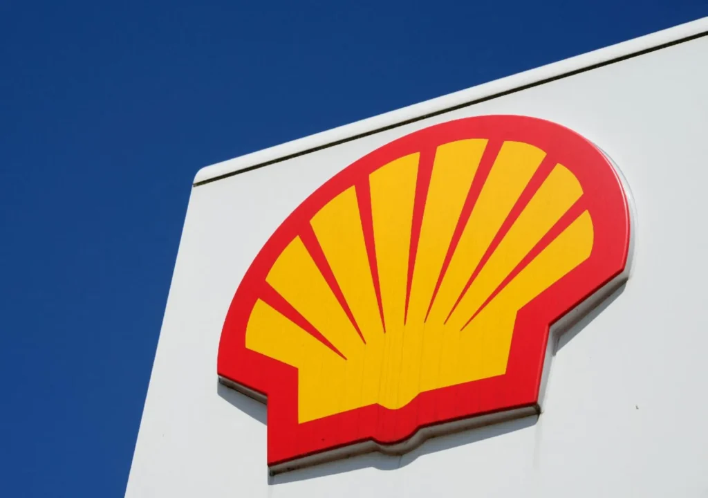 Logotipo de Shell en una estructura blanca bajo un cielo despejado.