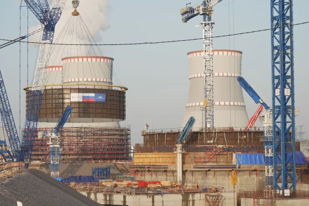 Central nuclear de Leningrado-2 durante la instalaci&oacute;n del sistema de contenci&oacute;n del reactor en la Unidad 3.
