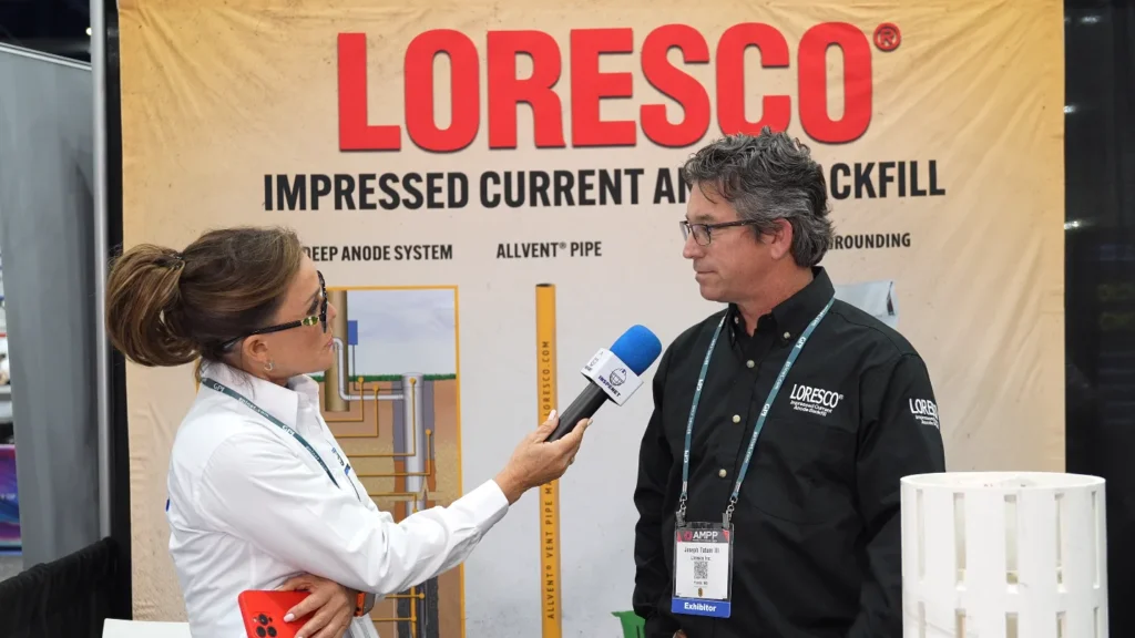 Entrevista en AMPP 2026 sobre sistemas de protecci&oacute;n cat&oacute;dica en el stand de Loresco.