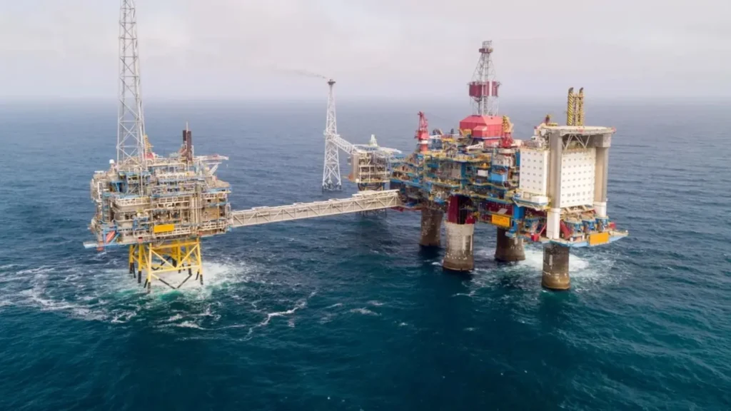 Plataforma offshore de Equinor en el Mar del Norte conectada a instalaciones de extracci&oacute;n de hidrocarburos.