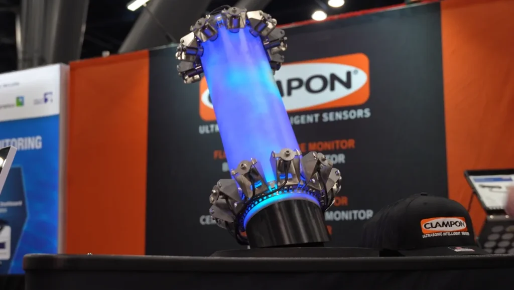 Sensor ultras&oacute;nico no intrusivo de ClampOn exhibido en AMPP 2026.