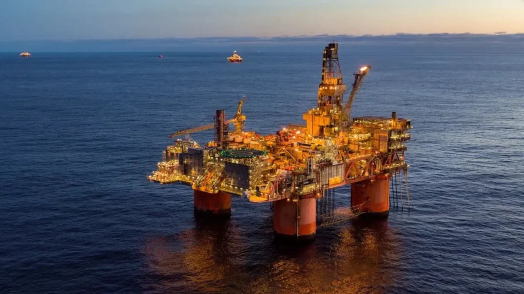 Descubrimiento de petróleo en Snorre con plataforma offshore de Equinor en el Mar del Norte.