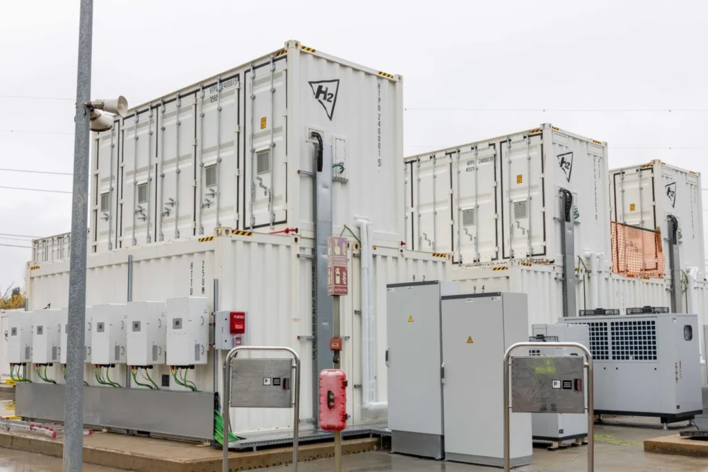 Sistema de almacenamiento energ&eacute;tico con bater&iacute;as de flujo de vanadio para hidr&oacute;geno verde en instalaciones industriales.